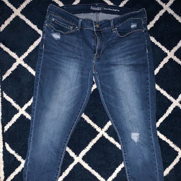 Levi’s low-rise skinny jeggings in size 18M